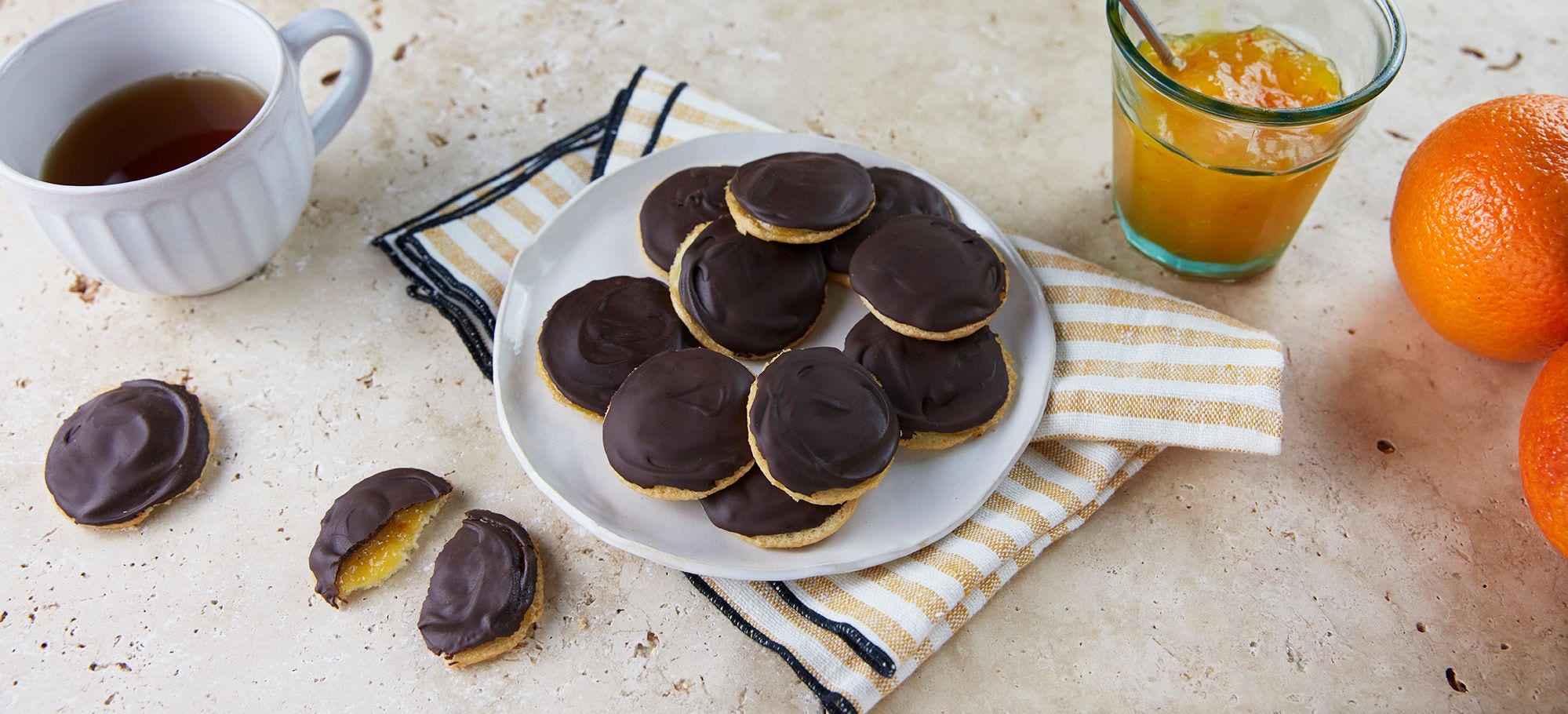 Recette de Biscuits Fourés à l'Orange Maison : génoise, confiture et nappage chocolaté