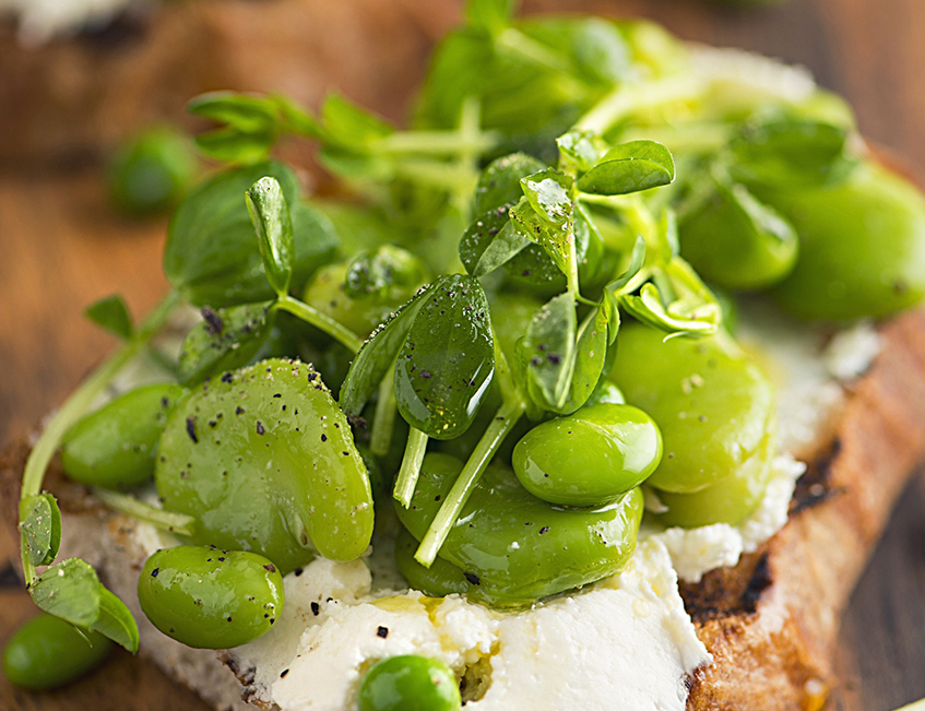 Bruschetta printanière aux fèves et fromage frais