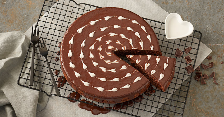 Recette de gâteau au chocolat moelleux avec nappage et décoration