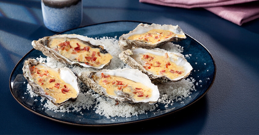 Huîtres chaudes au jambon de Bayonne et crème mousseuse au piment d’Espelette