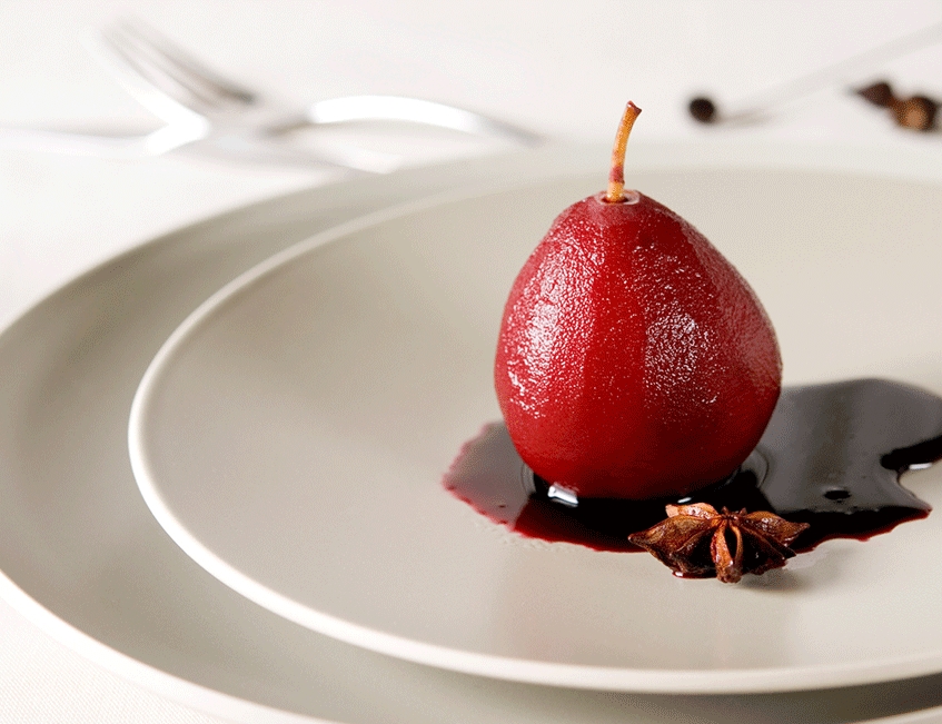 Poires au vin rouge et épices : un dessert raffiné