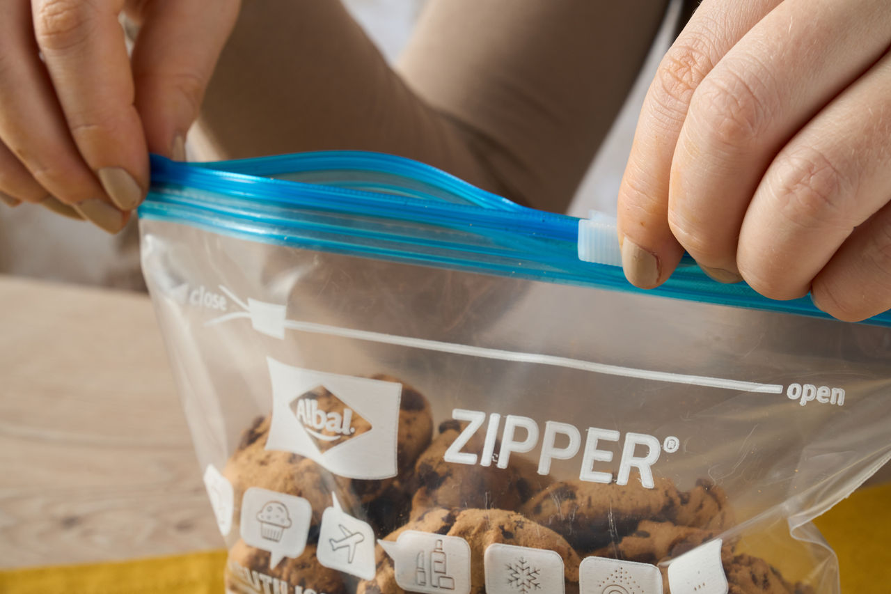 La main prend un biscuit d’un sac à fermeture éclair