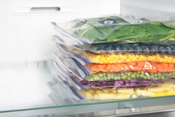 Congélation de fruits et légumes avec un sac à liens dans un congélateur