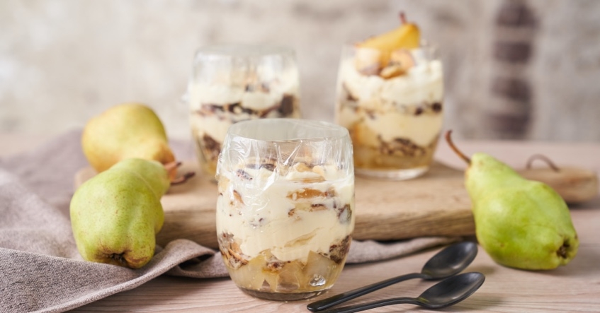 Couche après couche, réalisation du trifle avec des restes de biscuits émiettés dans un Sac Zipper®