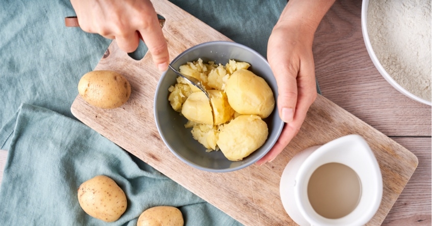Écraser les pommes de terre à la fourchette ou au presse-purée et laisser refroidir.