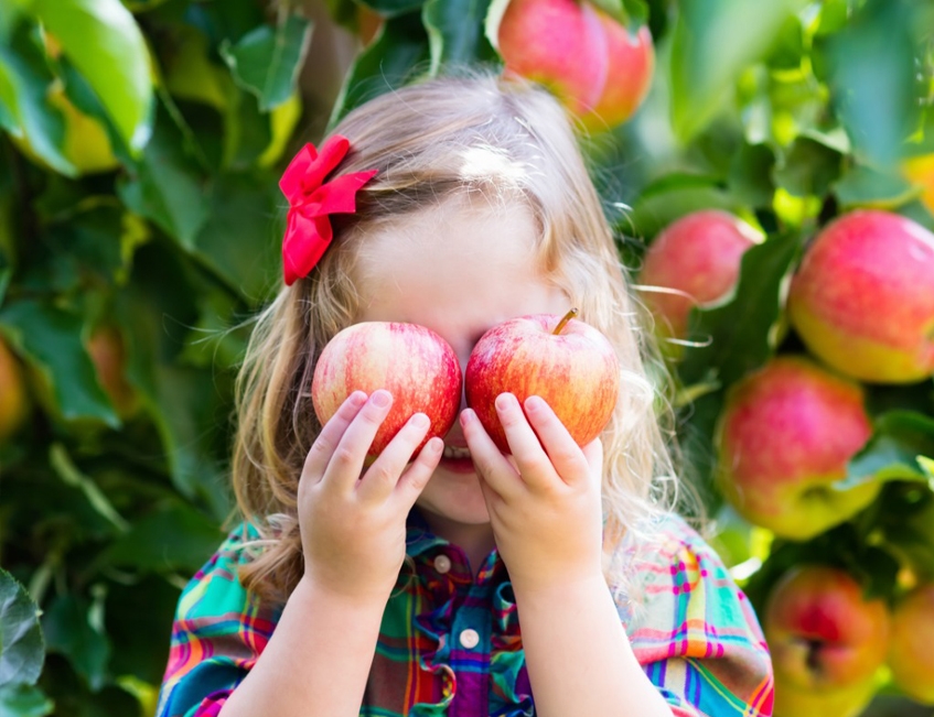 Fille avec pomme