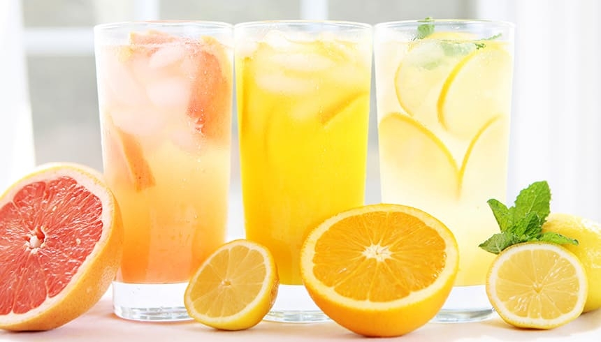 Limonade fruitée avec des glaçons