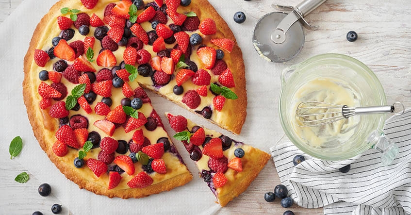 Pizza aux fruits rouges sur du papier Cuisson Albal®