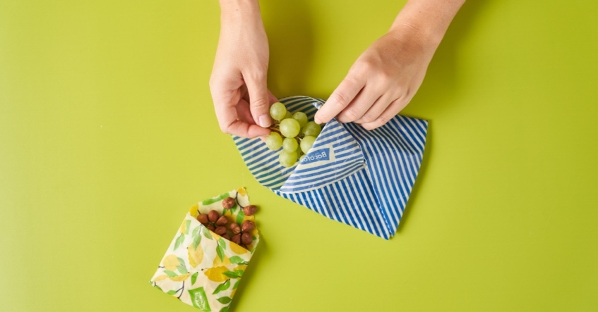 Pliage en forme de boîte à goûter pour des noix et du raisin