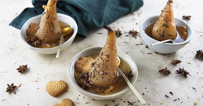 Recette Poires pochées aux épices et au thé, sablés noisettes