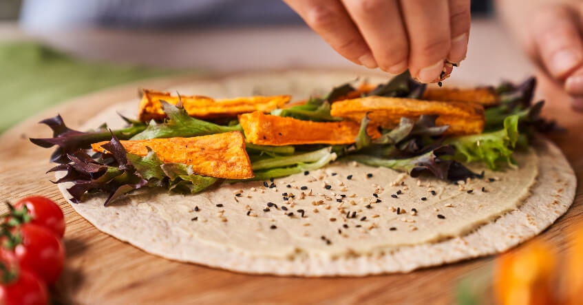  Wrap vegan – le snack idéal à emporter lorsqu’il fait chaud. Bien emballé dans du film fraîcheur Albal®.