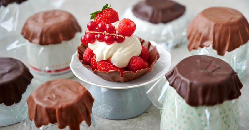 coquille en chocolat garnie de crème fouettée au mascarpone et de fruits rouges