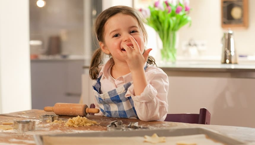 enfant grignote une pâte délicieuse