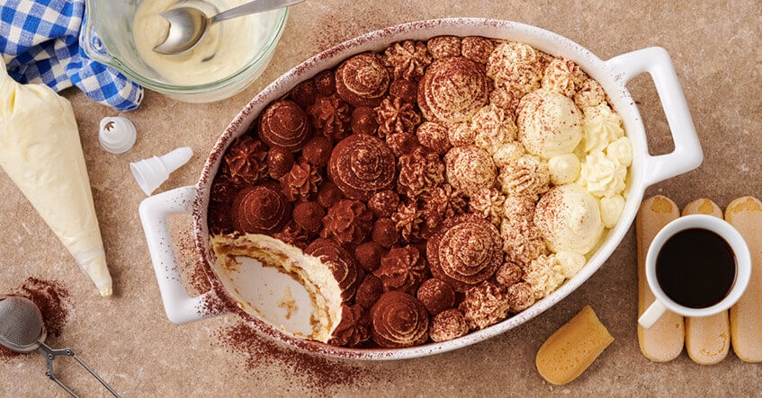 recette du tiramisu dans un plat ovale